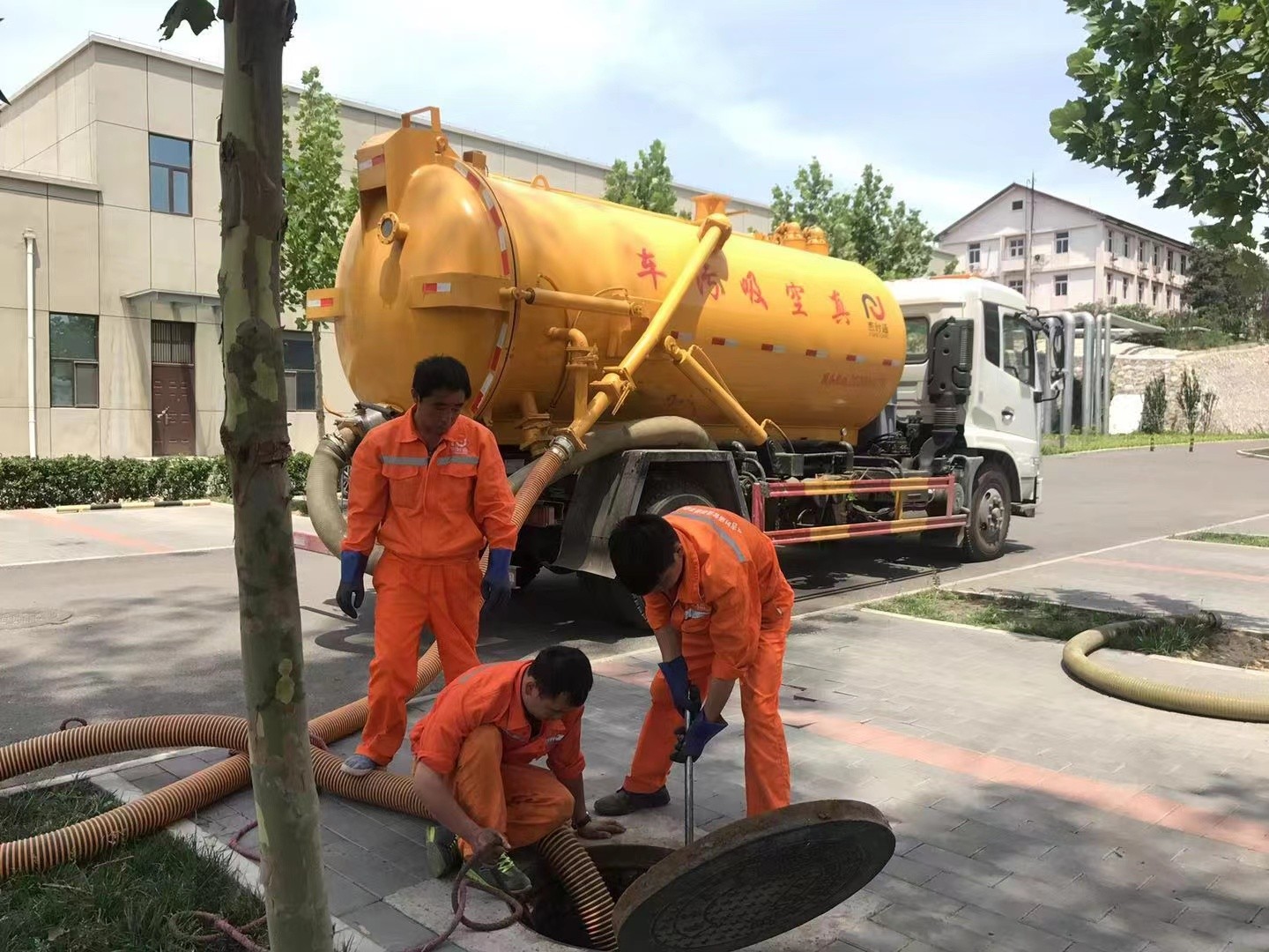 丘北管道疏通车停在窨井附近