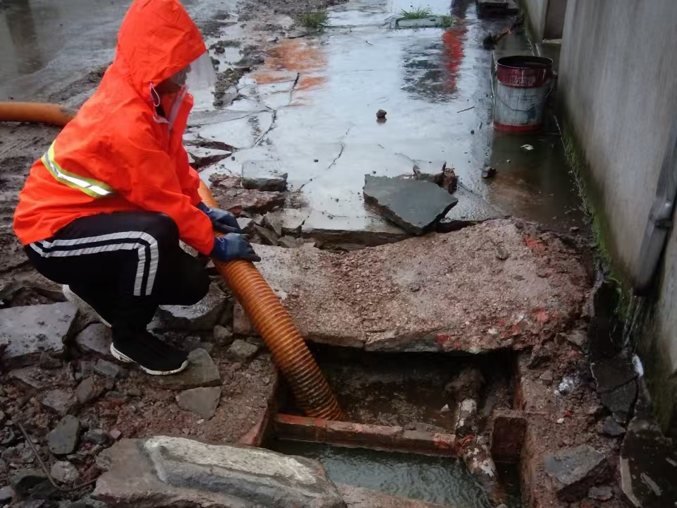 丘北专业清理污水池 炜誉市政以规范流程守护城市 “肠道”