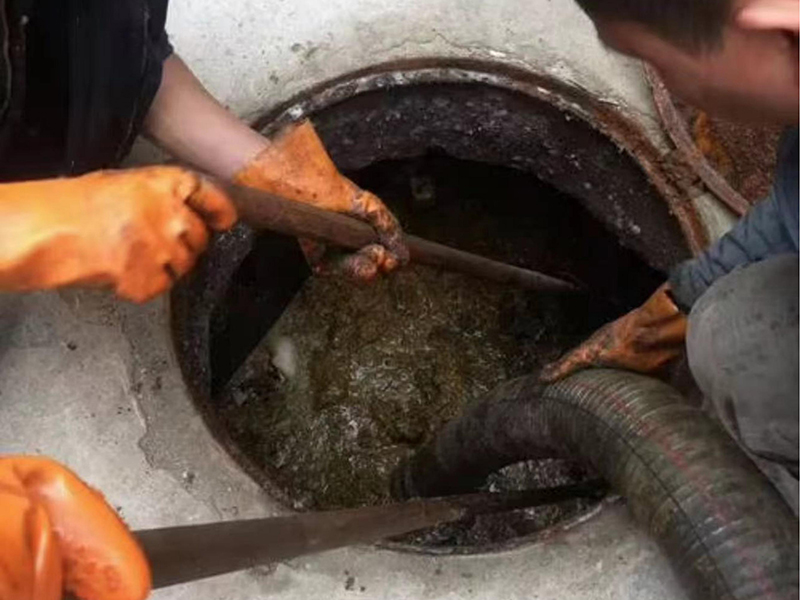 丘北清理化粪池时如何避免沼气的危害？